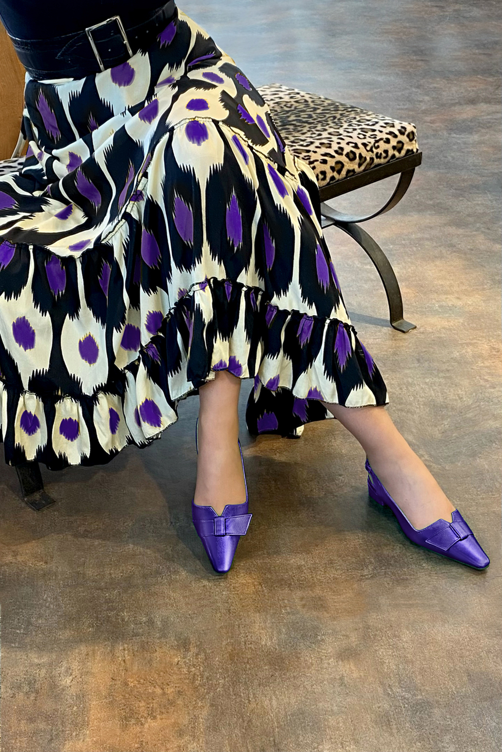 Amethyst purple women's open back shoes, with a knot. Tapered toe. Low block heels. Worn view - Florence KOOIJMAN